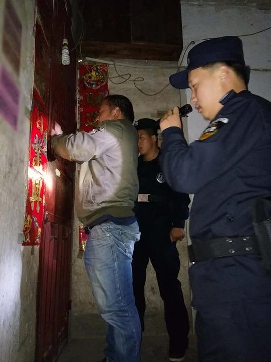 贵阳粗心妈妈误将幼女锁家中 民警全城寻开锁师傅开门